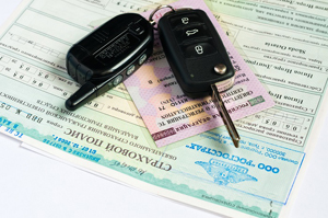 Свидетельство о регистрации, страховой полис и ключи от автомобиля